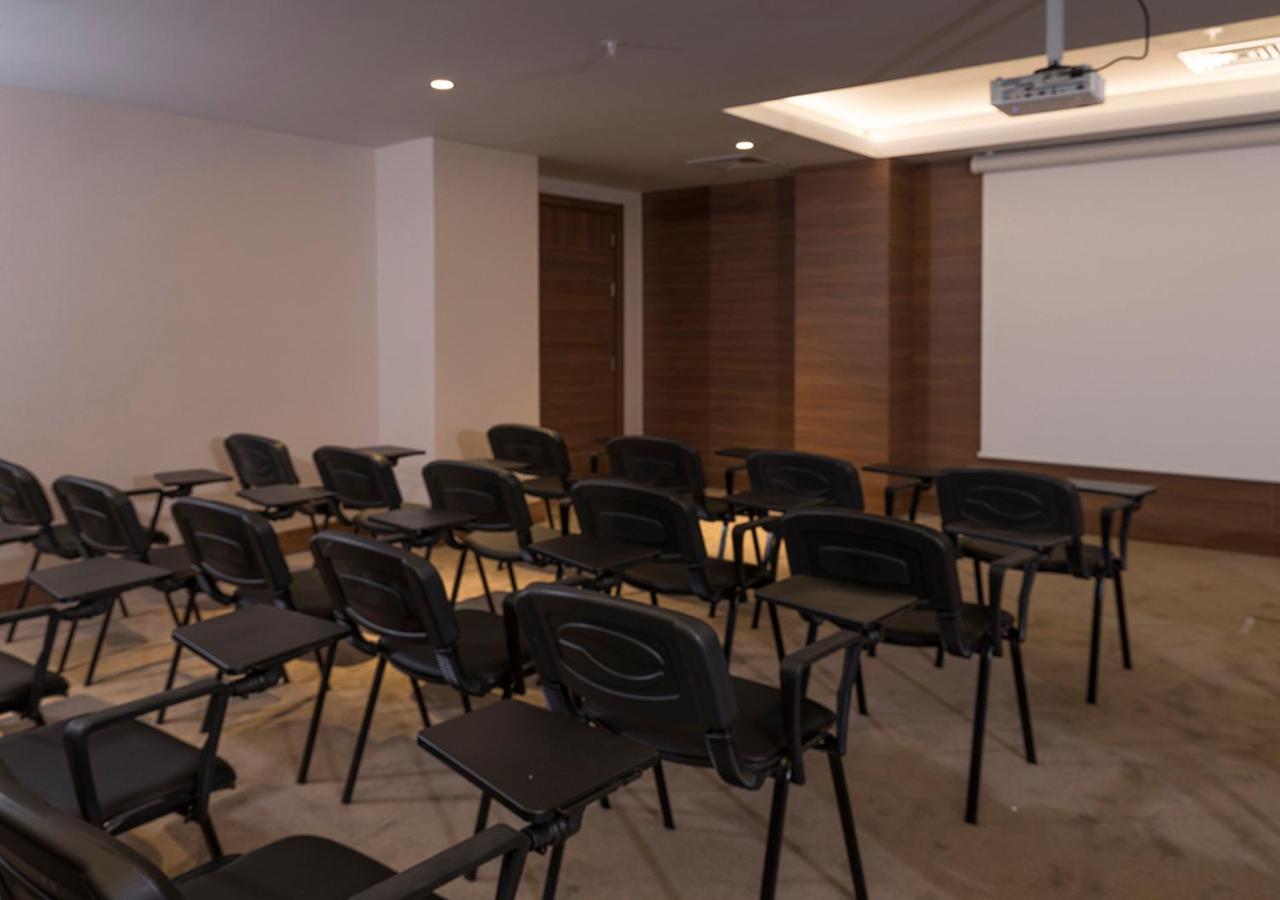 Hotel Ramada Plaza By Wyndham Rize Zewnętrze zdjęcie A typical classroom